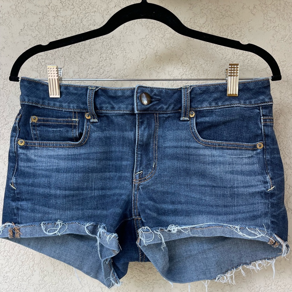 american eagle | super stretch mid rise denim shorts | size 8